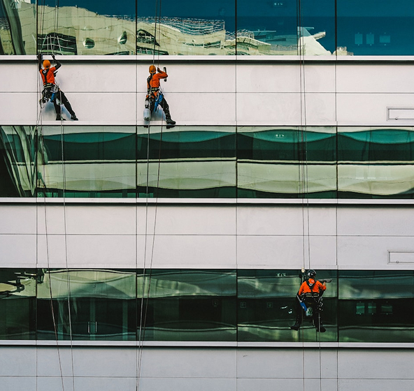 Trabajadores limpiando edificio